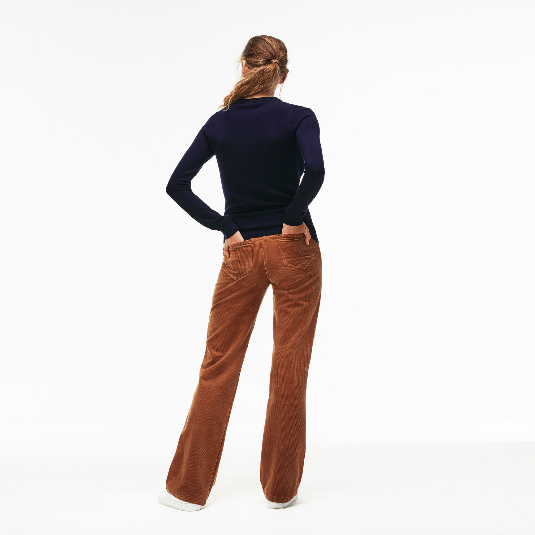 سترة صوفية من نسيج الجيرسيه الصوف بفتحة رقبة مستديرة للسيدات سترة صوفية من نسيج الجيرسيه الصوف بفتحة رقبة مستديرة للسيدات