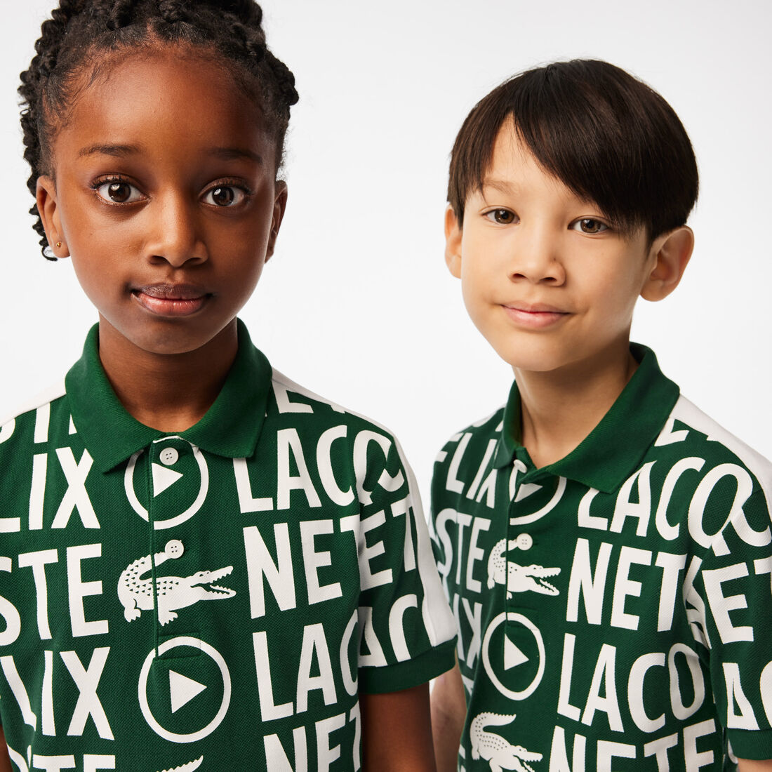 تيشيرت بولو لاكوست بطبعة بلون مغاير للأطفال مجموعة Lacoste x Netflix تيشيرت بولو لاكوست بطبعة بلون مغاير للأطفال مجموعة Lacoste x Netflix