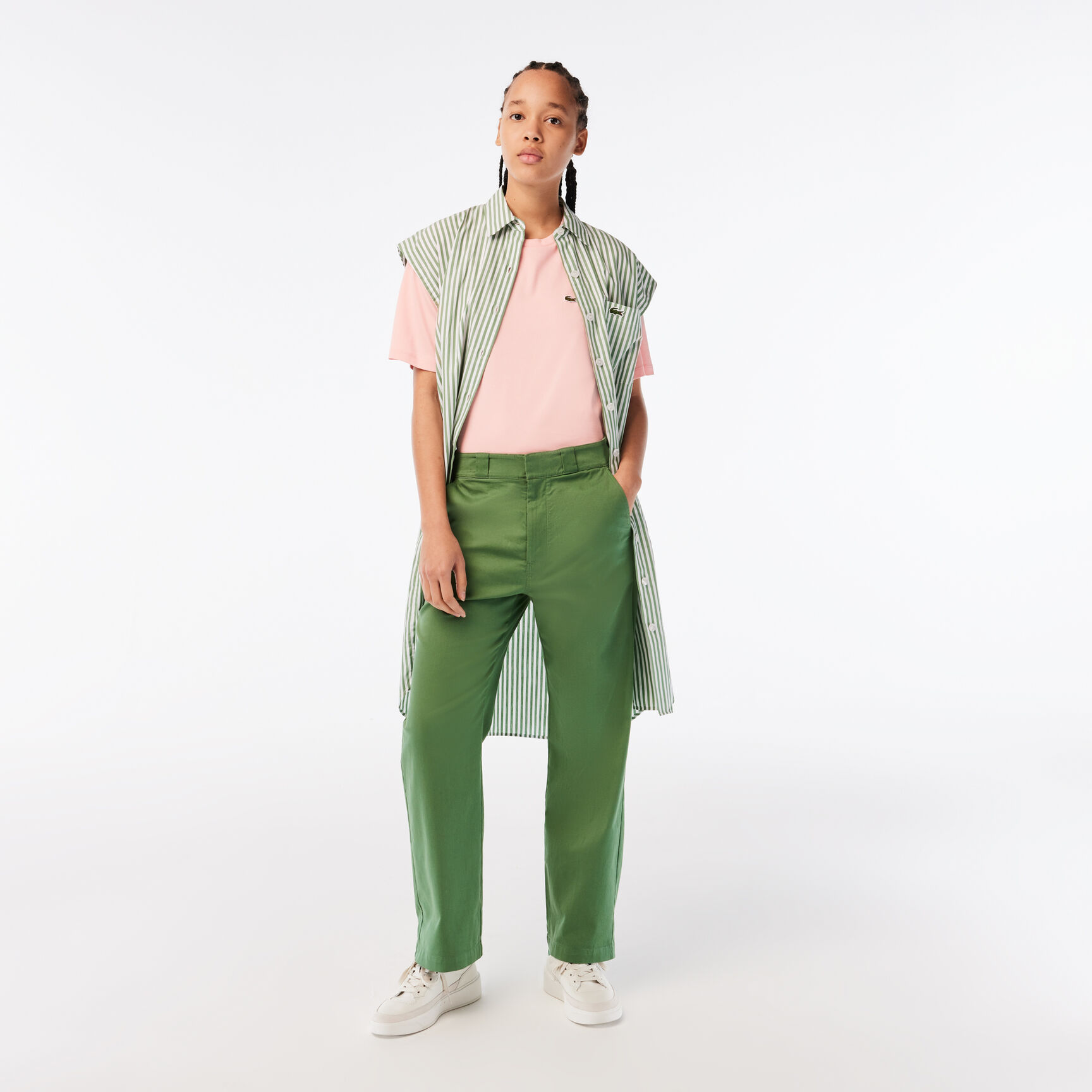 تي شيرت قطن بقصّة فضفاضة وفتحة رقبة على شكل حرف V&rlm; للنساء