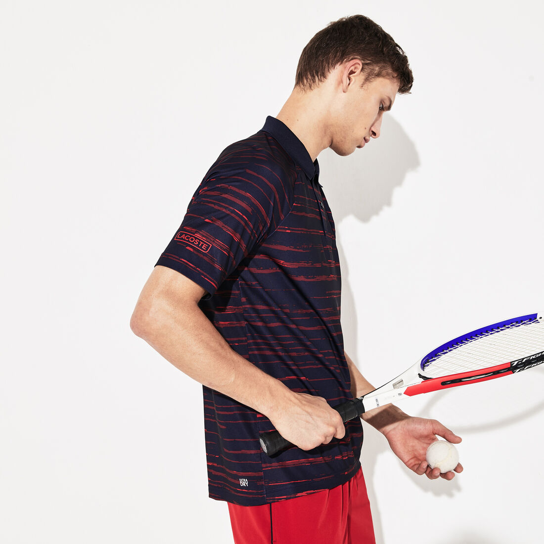 قميص بولو للرجال من الجيرسيه مزدان بالطبعات الخاصة بمجموعة Novak Djokovic منLacoste SPORT