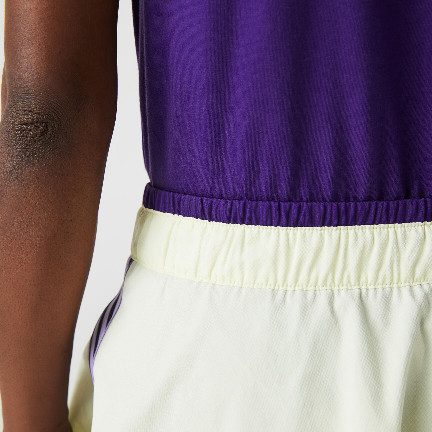 تنورة تنس قصيرة مع شورت تحتي للنساء من مجموعة Lacoste SPORT تنورة تنس قصيرة مع شورت تحتي للنساء من مجموعة Lacoste SPORT