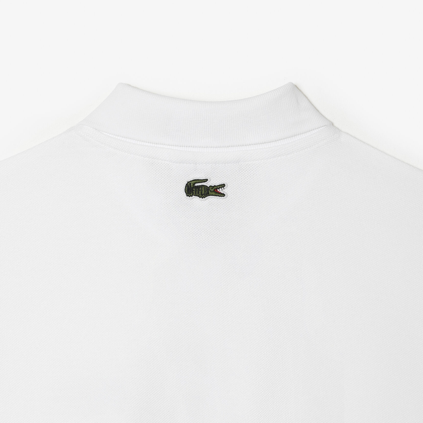 تيشيرت بولو بطبعة تمساح للنساء مجموعة Lacoste x Netflix