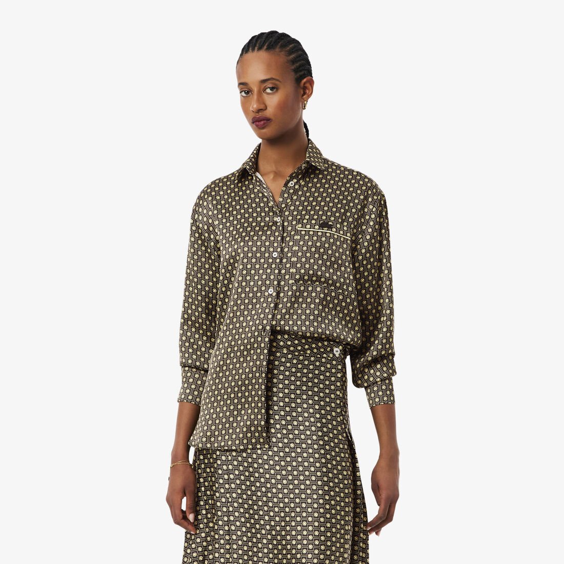 قميص ساتان مطبوع كبير الحجم