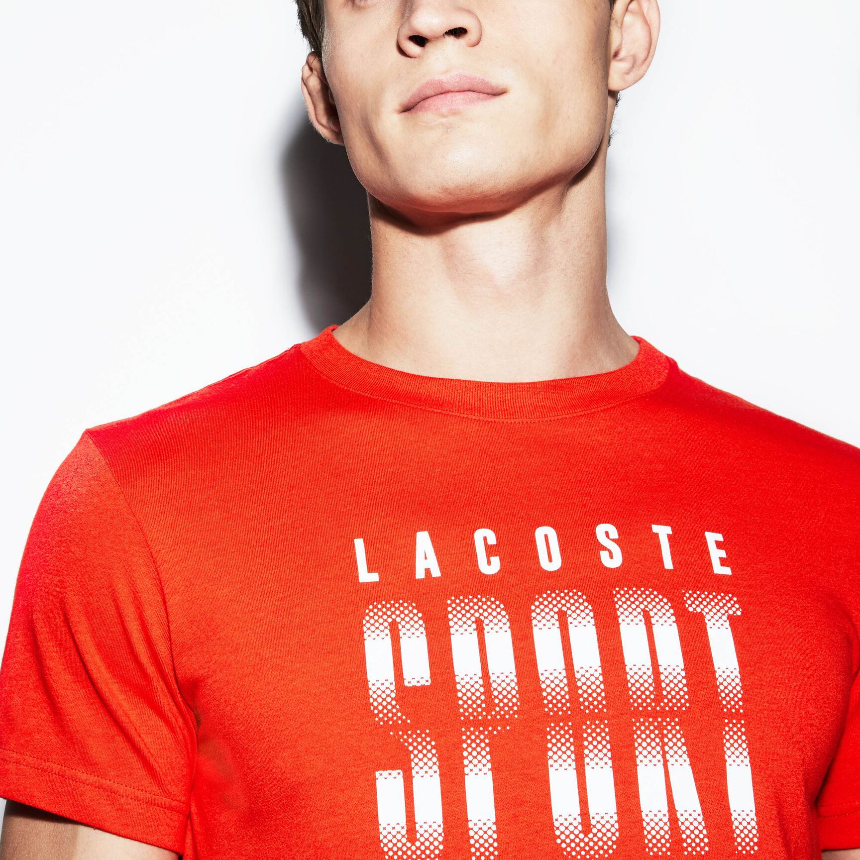 قميص تي-شيرت للرجال لرياضة التنس من الجيرسيه العملي بفتحة رقبة دائرية ومزدان بحروف أنيقة من مجموعة Lacoste SPORT