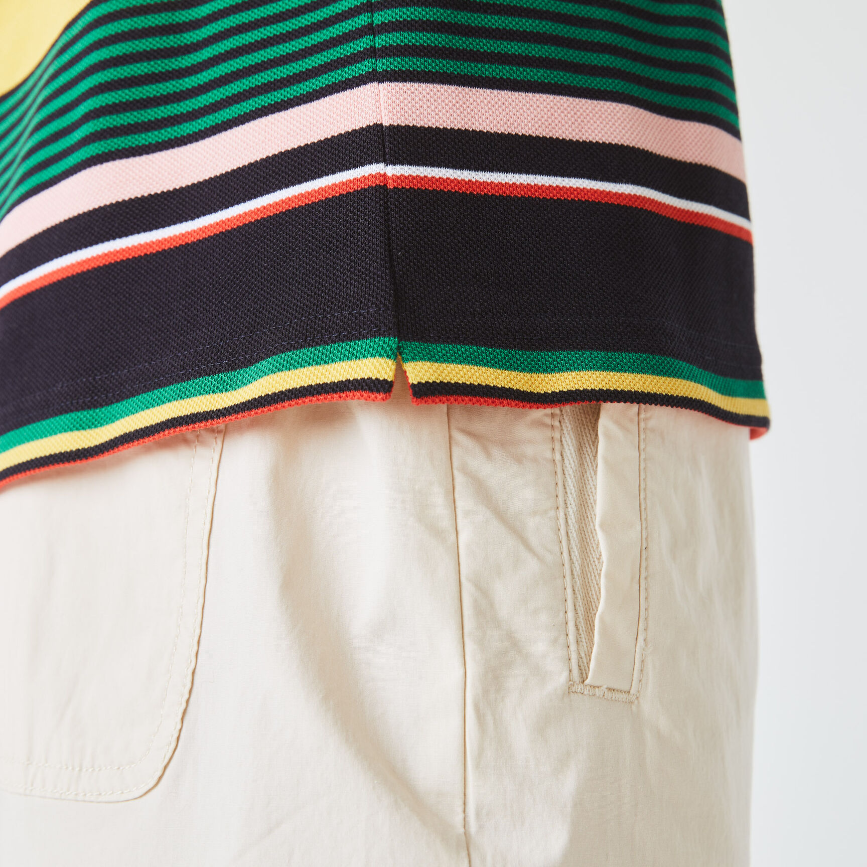 قميص بولو مقلم مطرز من بيكيه القطن مجموعة Lacoste LIVE للجنسين قميص بولو مقلم مطرز من بيكيه القطن مجموعة Lacoste LIVE للجنسين