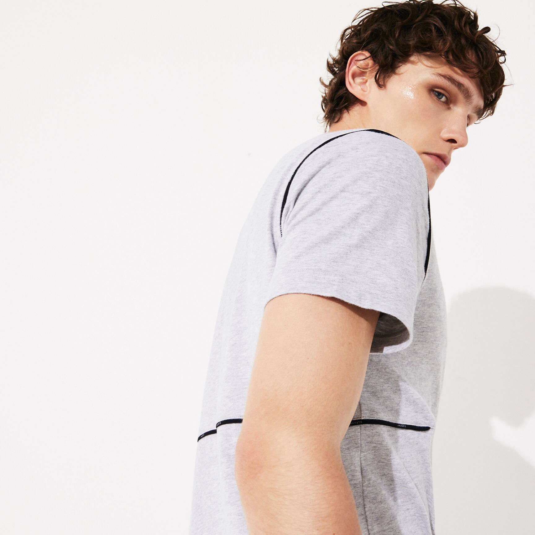 قميص بولو للرجال من القطن الفائق النعومة بسحاب عند الياقة من مجموعة Lacoste SPORT قميص بولو للرجال من القطن الفائق النعومة بسحاب عند الياقة من مجموعة Lacoste SPORT