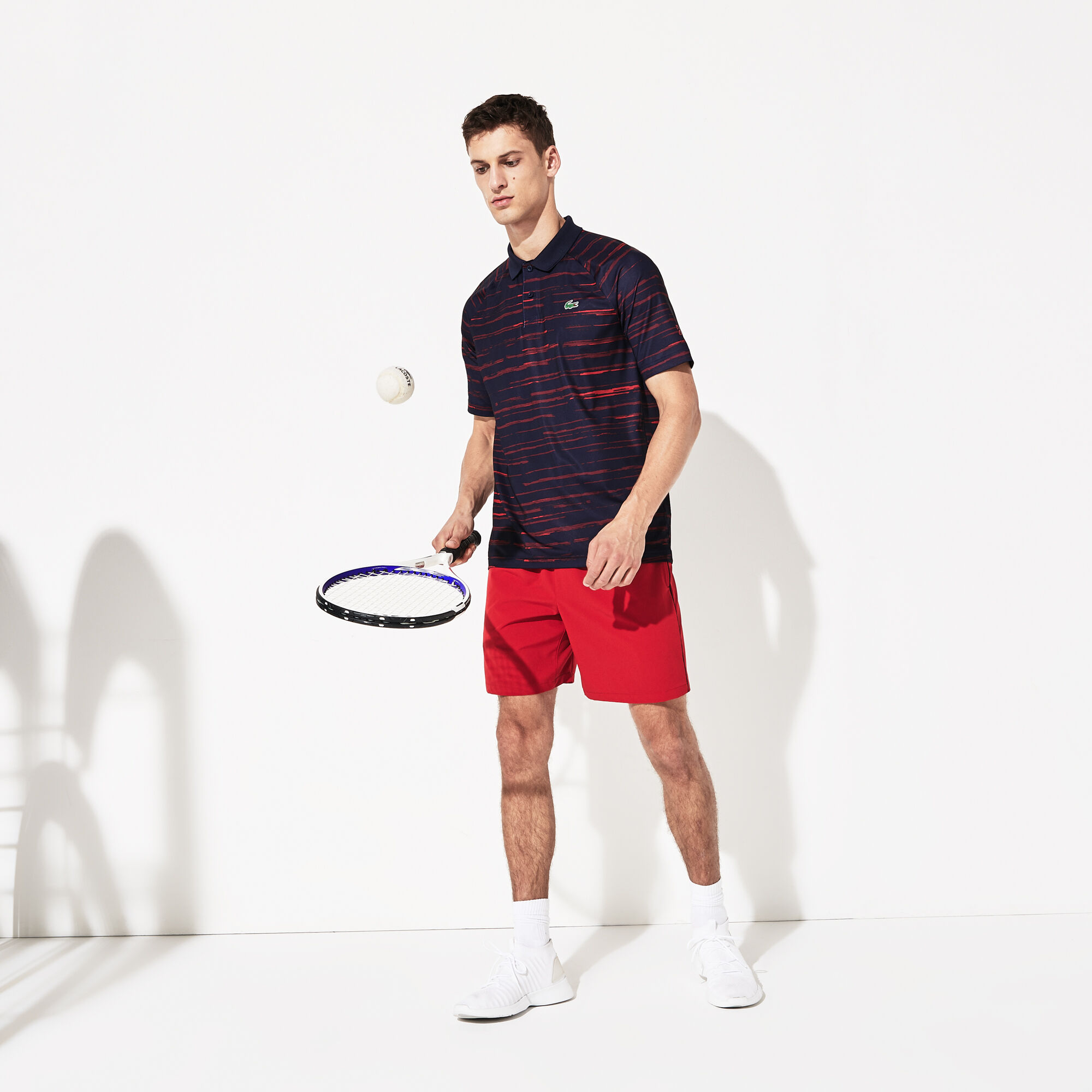 قميص بولو للرجال من الجيرسيه مزدان بالطبعات الخاصة بمجموعة Novak Djokovic منLacoste SPORT قميص بولو للرجال من الجيرسيه مزدان بالطبعات الخاصة بمجموعة Novak Djokovic منLacoste SPORT
