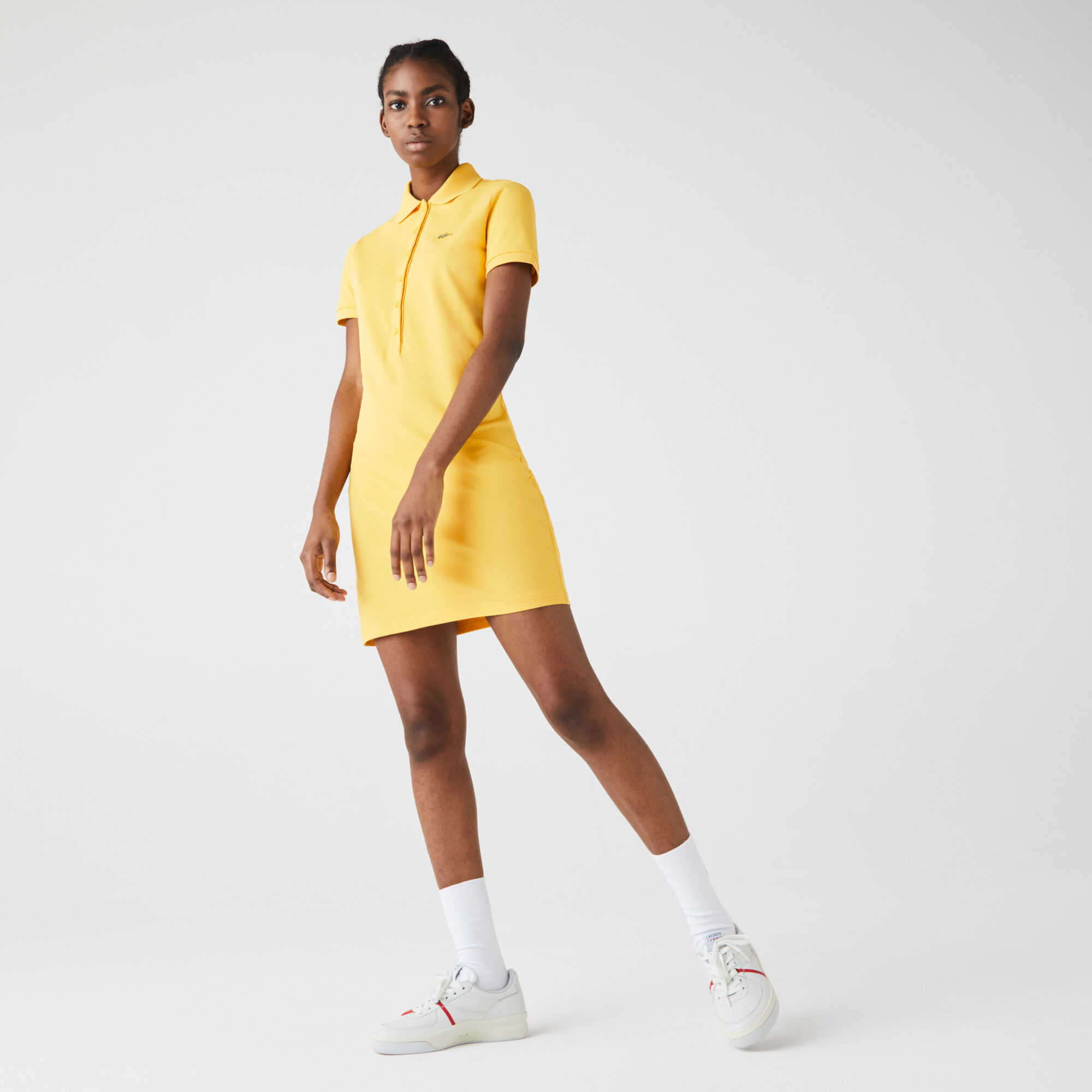 فستان بولو بيكيه القطن المرن مجموعة Lacoste LIVE للنساء فستان بولو بيكيه القطن المرن مجموعة Lacoste LIVE للنساء