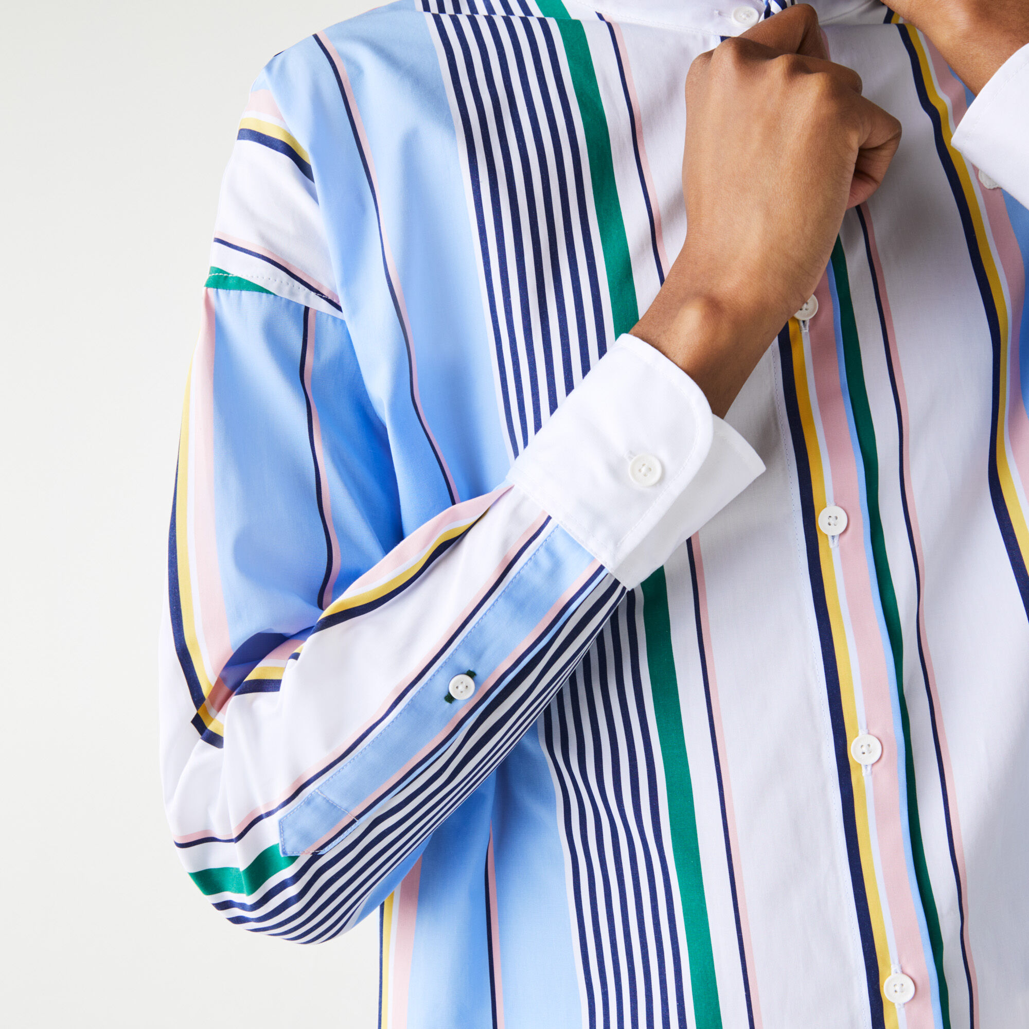قميص قطني مقلم للنساء قصة كلاسيكية مع ياقة وشاح مجموعة Lacoste LIVE قميص قطني مقلم للنساء قصة كلاسيكية مع ياقة وشاح مجموعة Lacoste LIVE