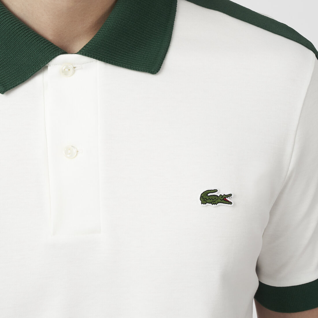 تيشيرت بولو لاكوست بقصة كلاسيكية وياقة بلون مغاير للرجال تيشيرت بولو لاكوست بقصة كلاسيكية وياقة بلون مغاير للرجال