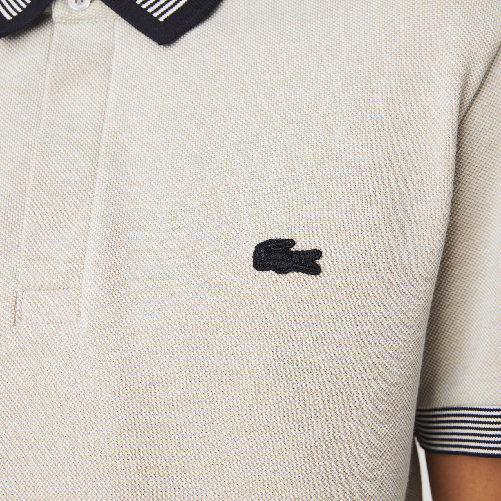 تيشيرت بولو لاكوست قطن بقصة عادية وحواف مخططة للرجال تيشيرت بولو لاكوست قطن بقصة عادية وحواف مخططة للرجال