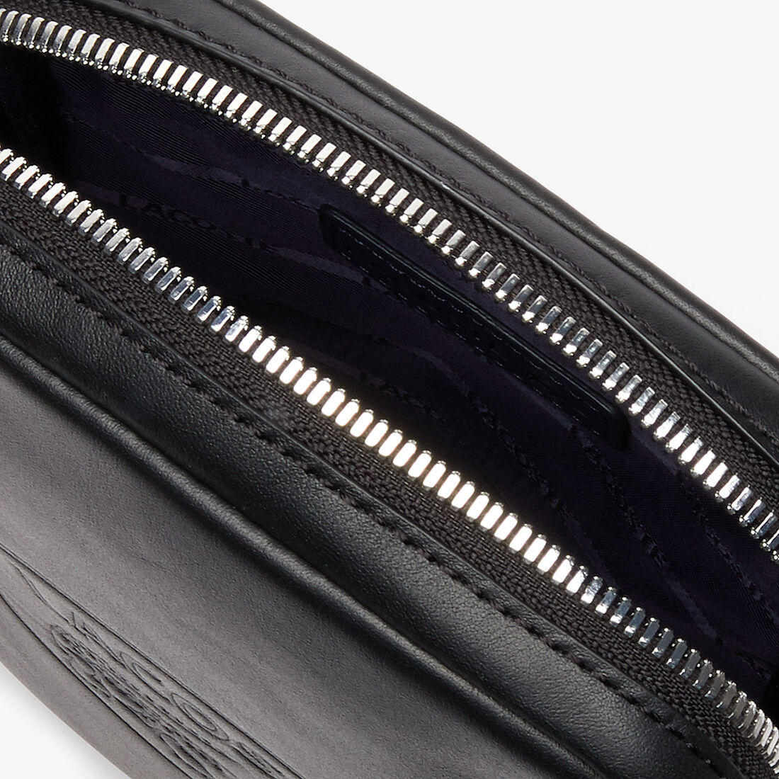 حقيبة غير رسمية عمودية الشكل للرجال مصنوعة من الجلد المزين بحروف بارزة من مجموعة L.12.12 حقيبة غير رسمية عمودية الشكل للرجال مصنوعة من الجلد المزين بحروف بارزة من مجموعة L.12.12