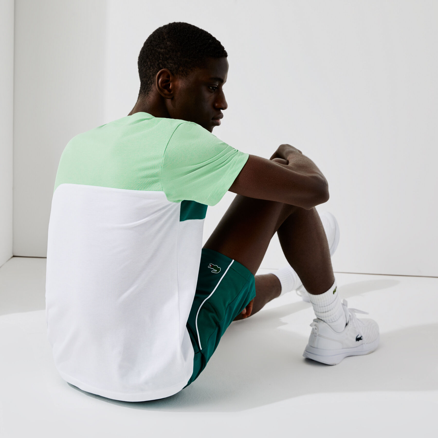 لاكوست تي شيرت تنس للرجال فائق الخفة مع كتل لونية مجموعة lacoste sport