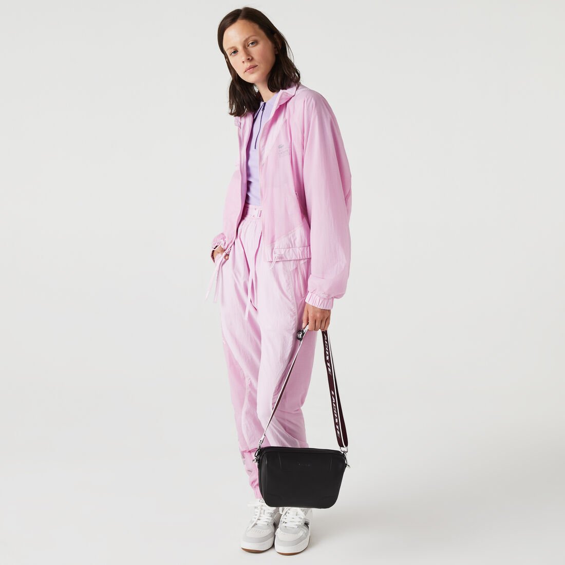 حقيبة كروس لاكوست بحمالة مزينة بشعار الماركة للنساء حقيبة كروس لاكوست بحمالة مزينة بشعار الماركة للنساء