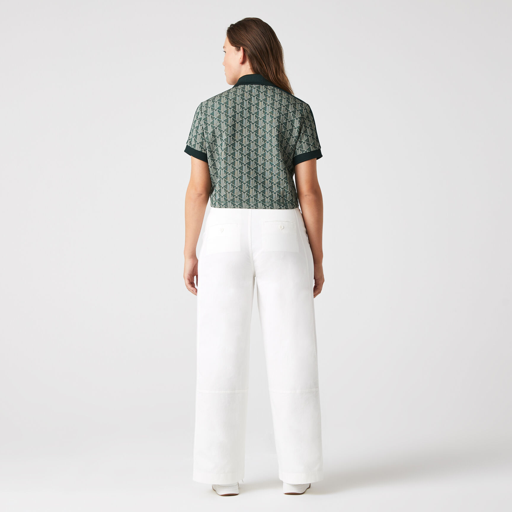 تيشيرت بولو بقصة عادية وياقة بلون مغاير ونقشة شعار الماركة للنساء