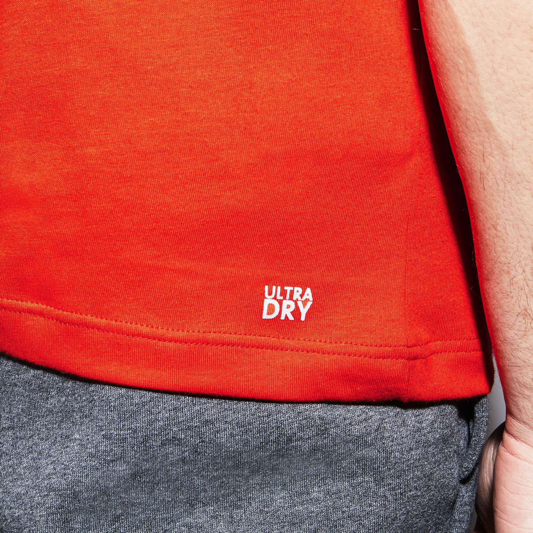 قميص تي-شيرت للرجال لرياضة التنس من الجيرسيه العملي بفتحة رقبة دائرية ومزدان بحروف أنيقة من مجموعة Lacoste SPORT