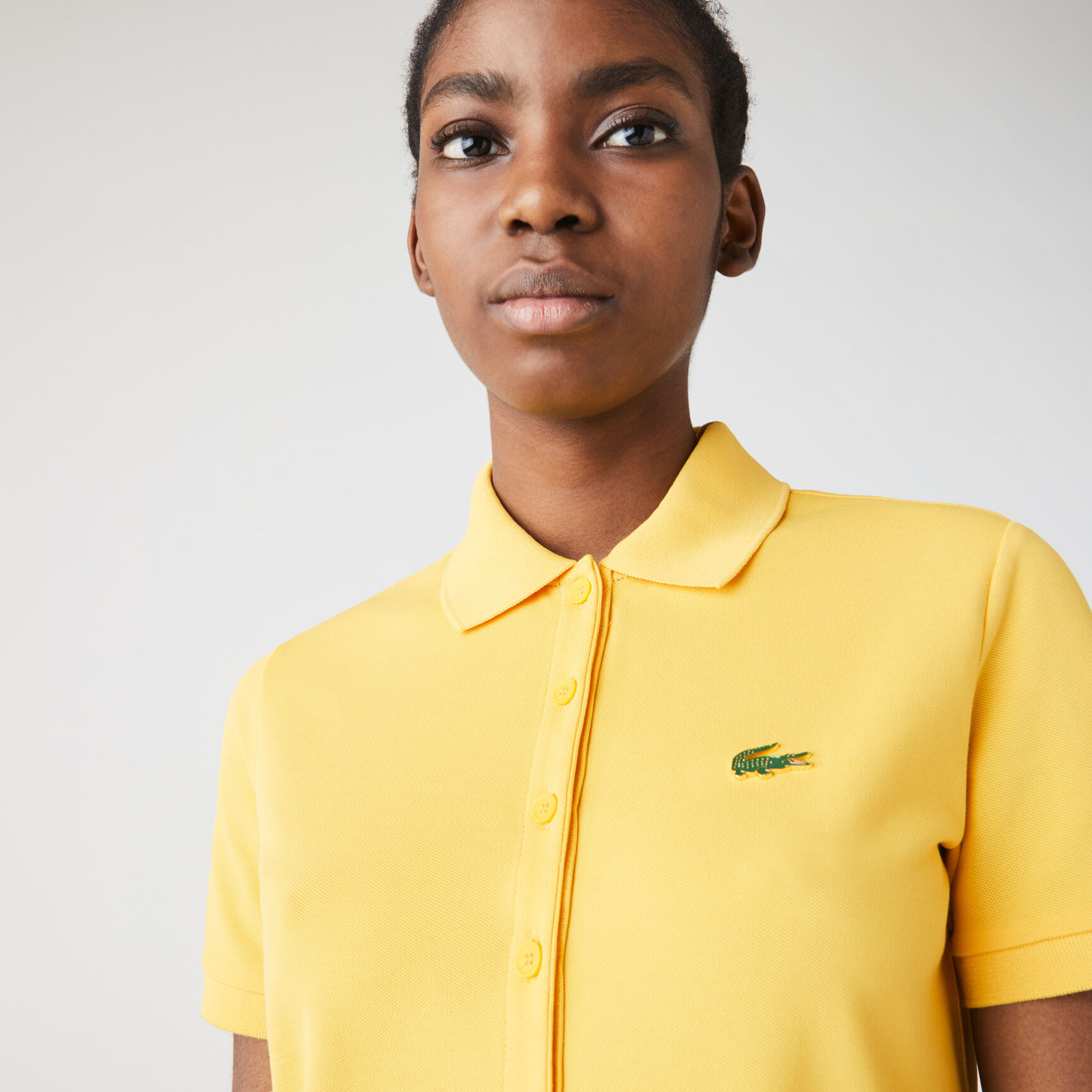 فستان بولو بيكيه القطن المرن مجموعة Lacoste LIVE للنساء فستان بولو بيكيه القطن المرن مجموعة Lacoste LIVE للنساء