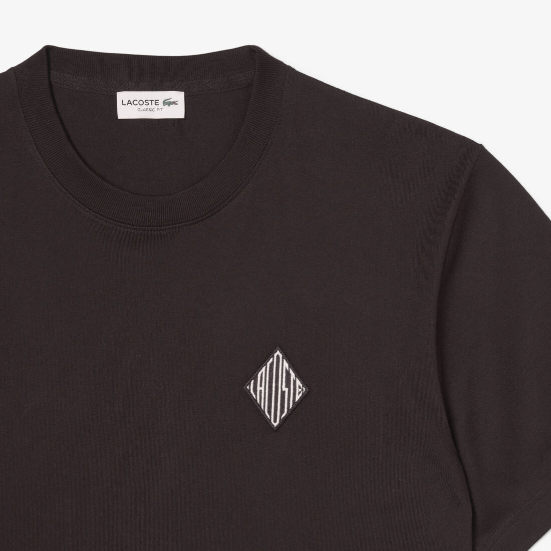 تيشيرت كلاسيكي بقصة مريحة وبشعار الماركة تيشيرت كلاسيكي بقصة مريحة وبشعار الماركة