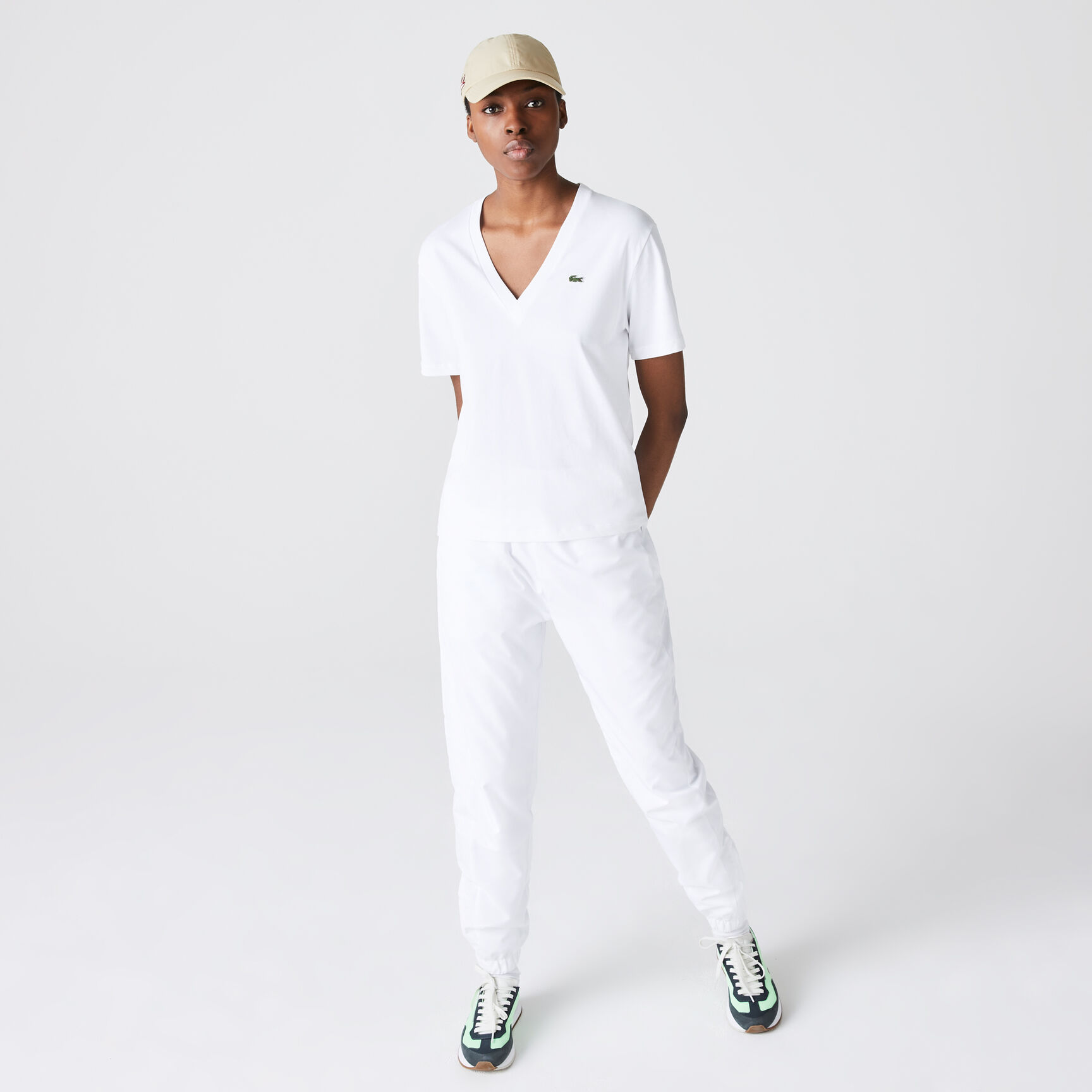 تي شيرت من القطن الفاخر بفتحة رقبة على شكل حرف V للنساء