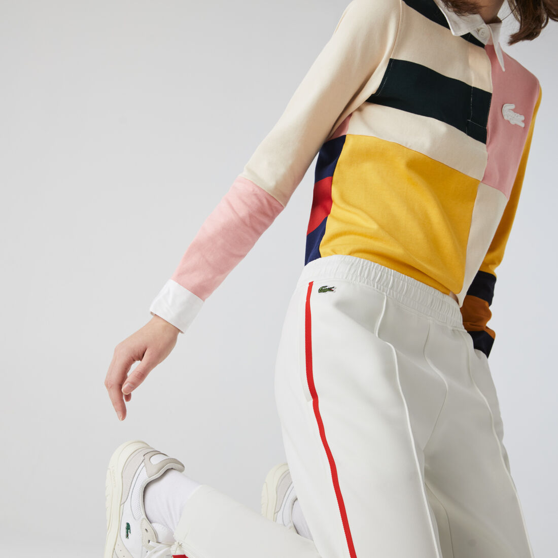 بنطال رياضي للنساء بقصة مستقيمة وشرائط متباينة اللون بنطال رياضي للنساء بقصة مستقيمة وشرائط متباينة اللون