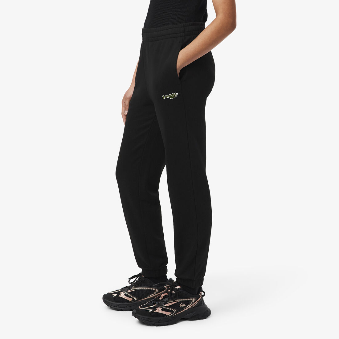 بنطال رياضي بقصّة مستقيمة وشعار الماركة بنطال رياضي بقصّة مستقيمة وشعار الماركة