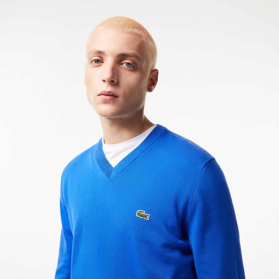 سترة قطنية أحادية اللون بفتحة رقبة على شكل حرف V سترة قطنية أحادية اللون بفتحة رقبة على شكل حرف V