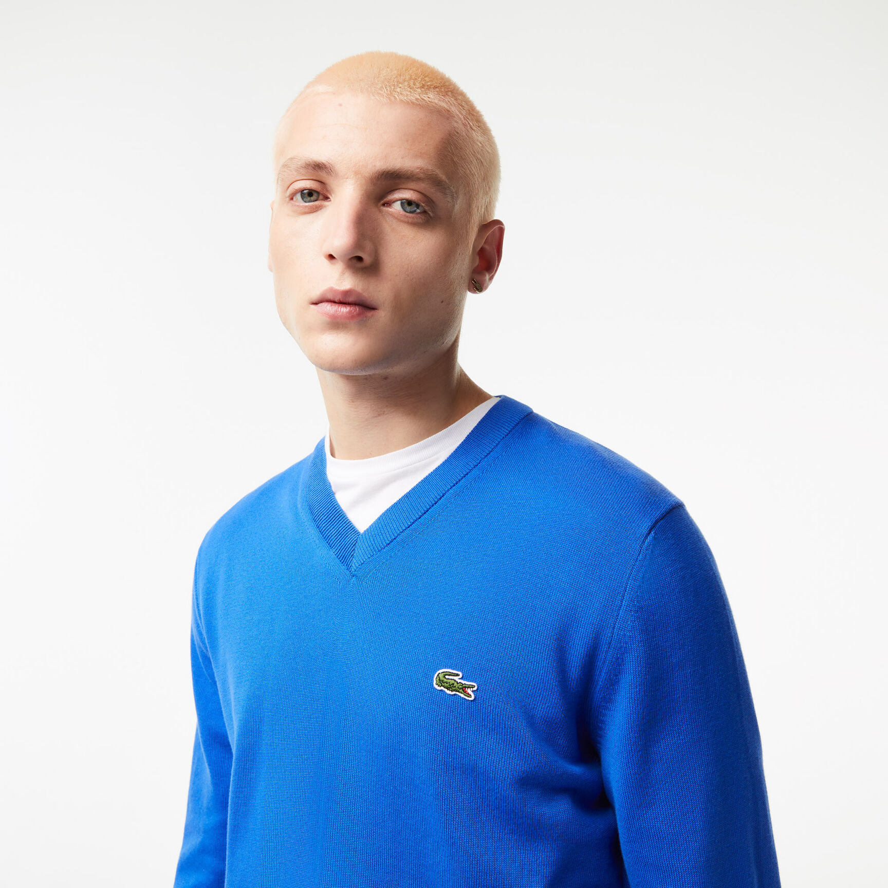 سترة قطنية أحادية اللون بفتحة رقبة على شكل حرف V سترة قطنية أحادية اللون بفتحة رقبة على شكل حرف V