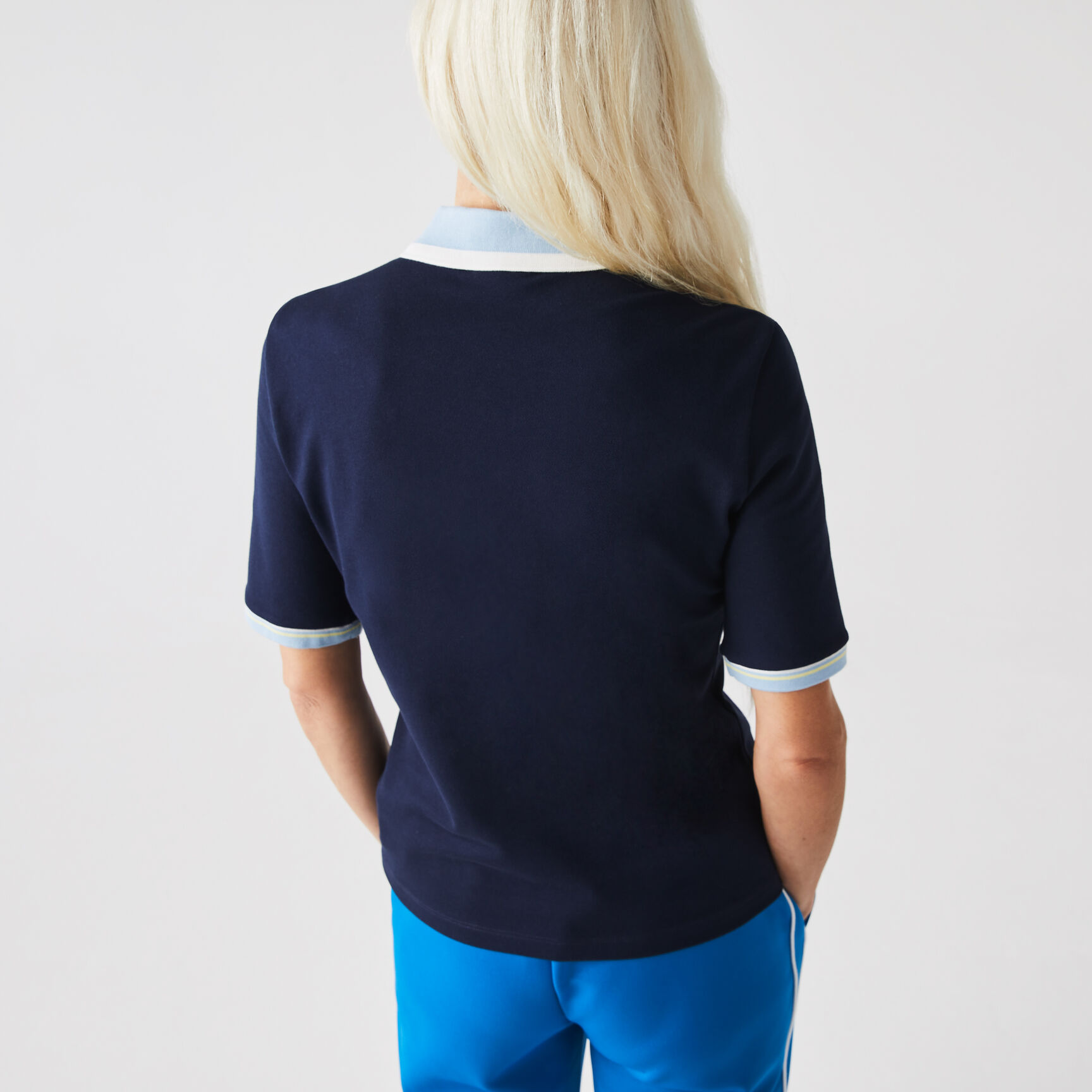 قميص بولو نسائي من قطن بيكيه المرن بياقة ضيقة وملون من Lacoste