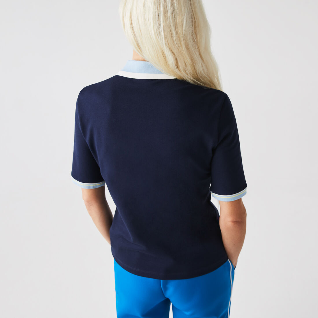 قميص بولو نسائي من قطن بيكيه المرن بياقة ضيقة وملون من Lacoste قميص بولو نسائي من قطن بيكيه المرن بياقة ضيقة وملون من Lacoste