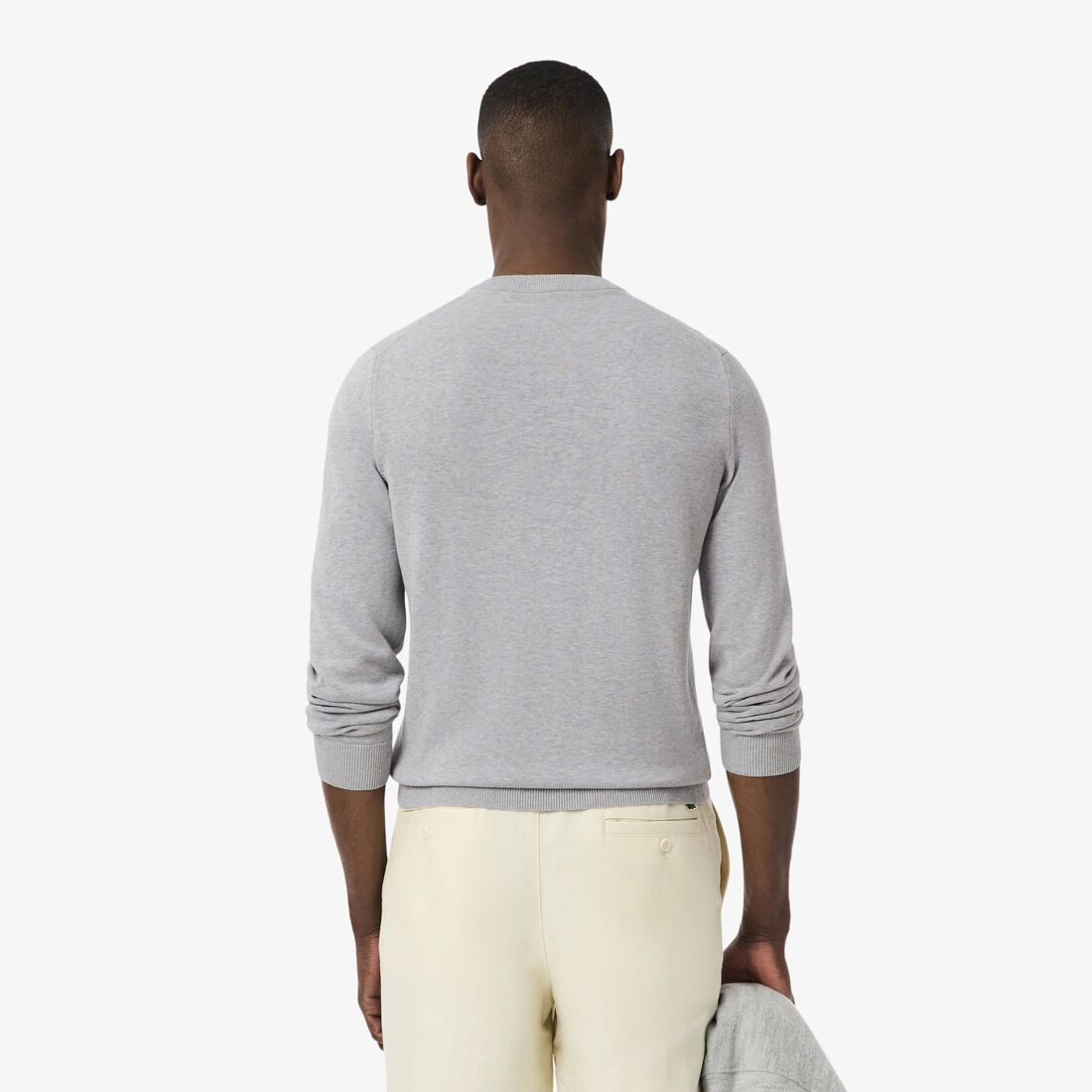 سترة قطنية أحادية اللون بفتحة رقبة على شكل حرف V سترة قطنية أحادية اللون بفتحة رقبة على شكل حرف V