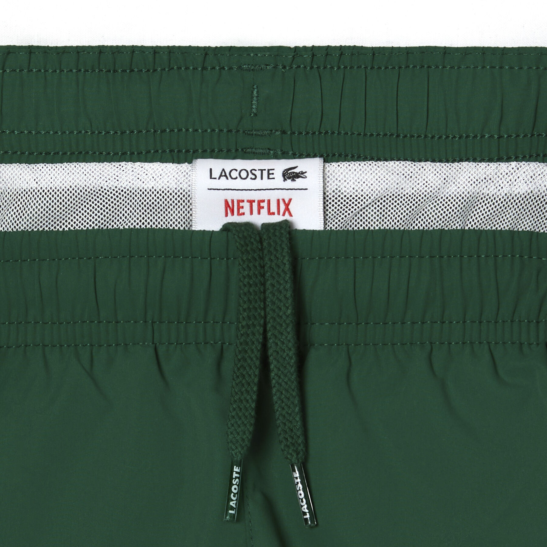 شورت سباحة بشارة بلون مغاير مجموعة Lacoste × Netflix للأولاد لاكوست شورت سباحة بشارة بلون مغاير مجموعة lacoste netflix للأولاد