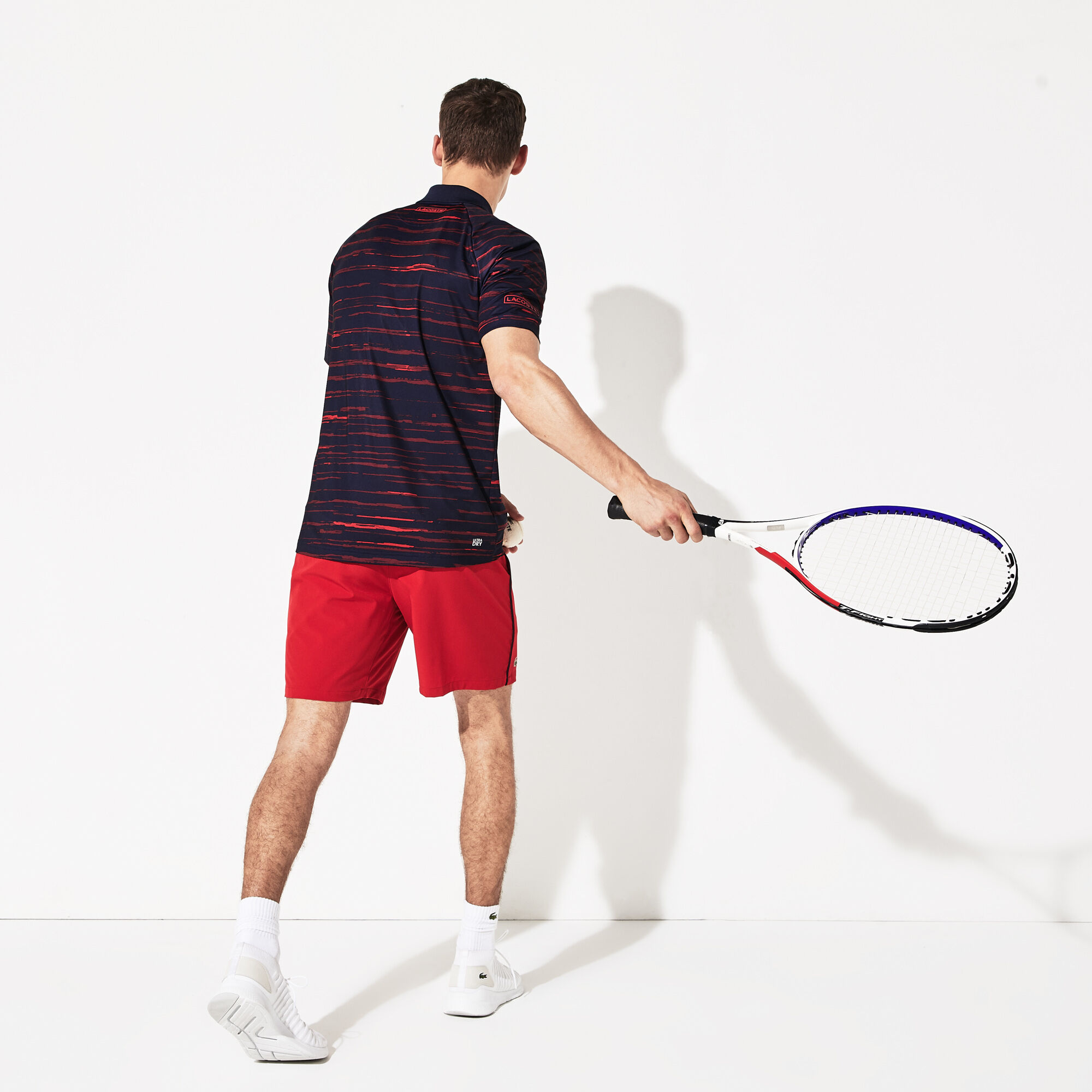 قميص بولو للرجال من الجيرسيه مزدان بالطبعات الخاصة بمجموعة Novak Djokovic منLacoste SPORT قميص بولو للرجال من الجيرسيه مزدان بالطبعات الخاصة بمجموعة Novak Djokovic منLacoste SPORT