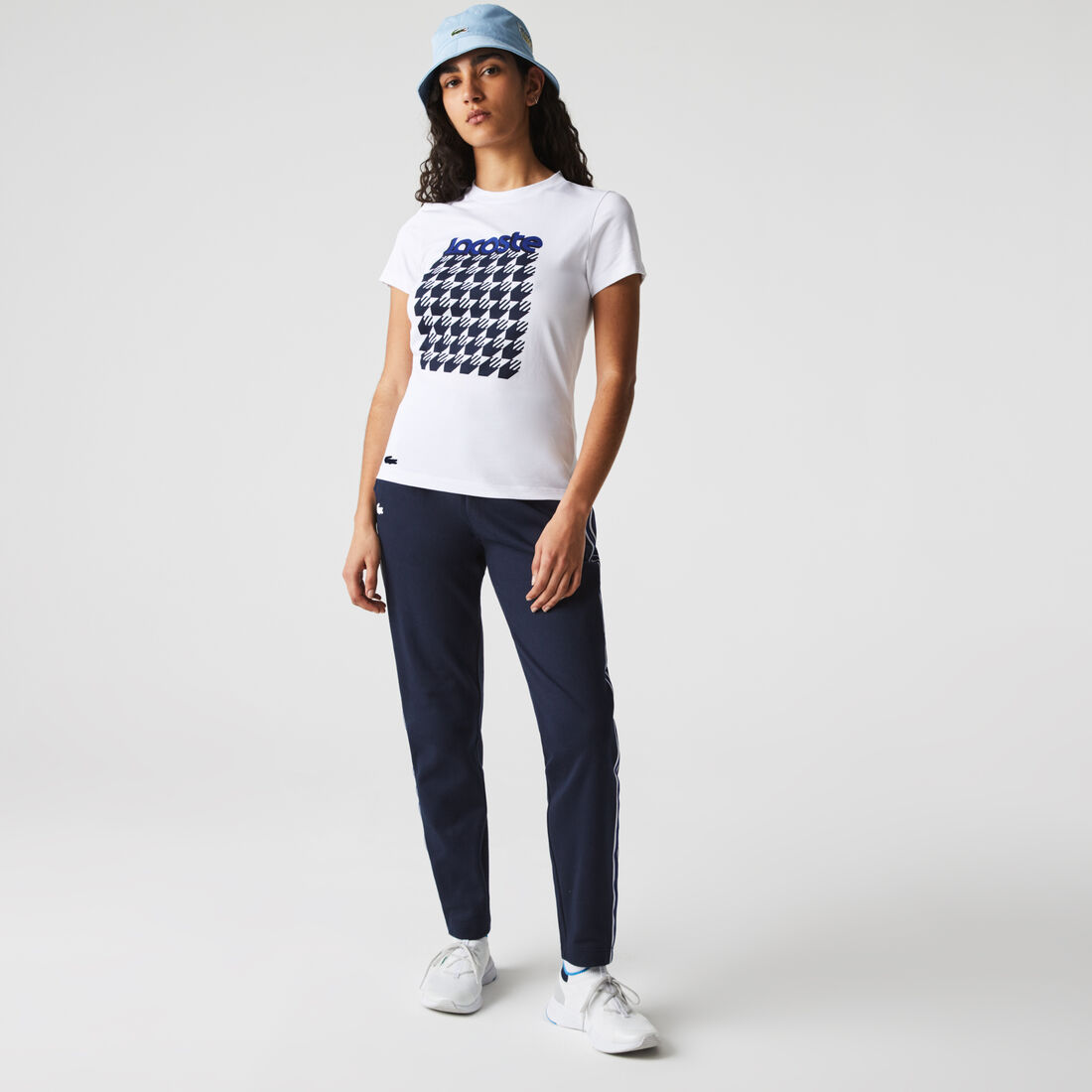 تيشيرت نسائي من مجموعة Lacoste SPORT يسمح بمرور الهواء ومزين بنقشة مربعات
