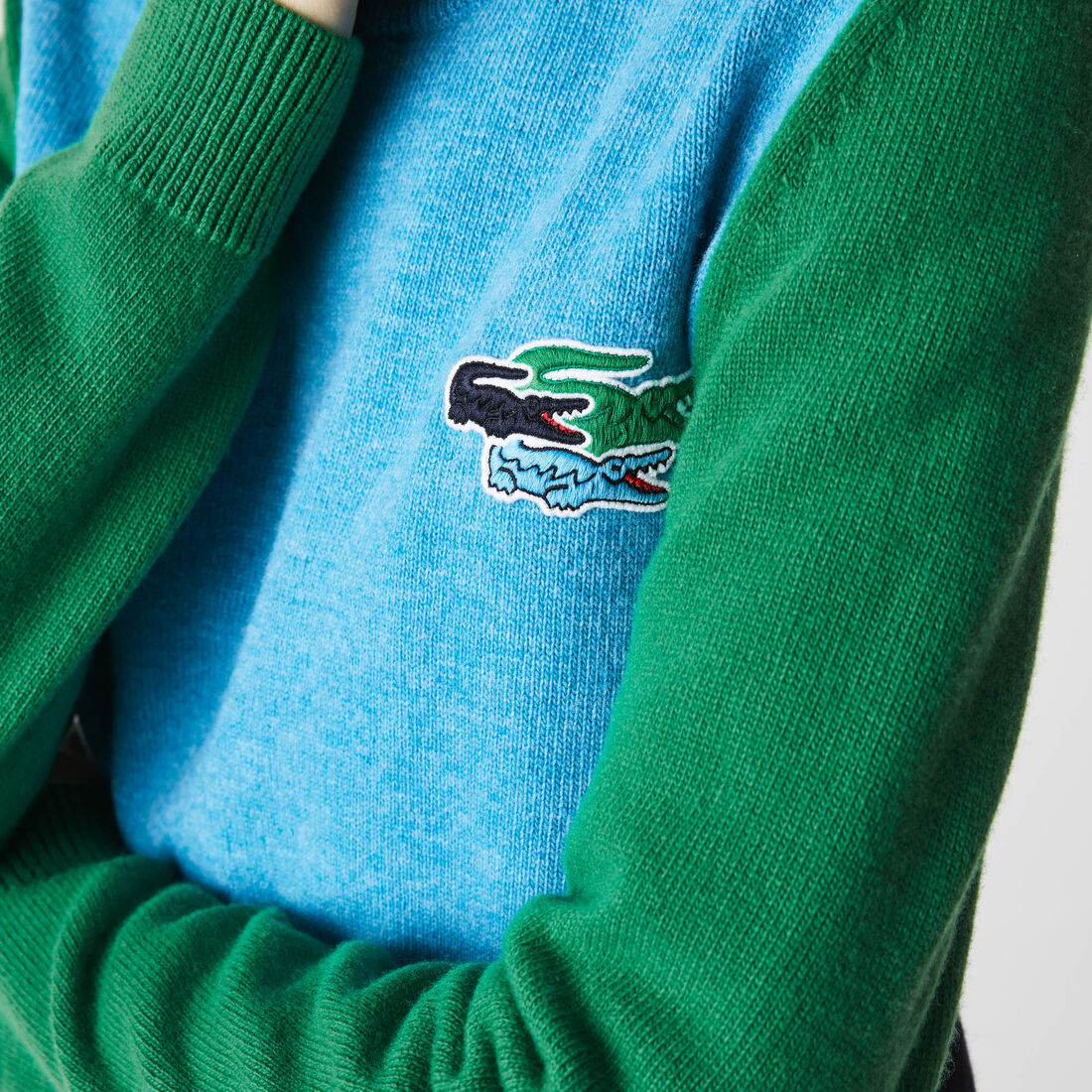 كنزة صوفية نسائية بياقة دائرية مزينة بشارة التمساح كنزة صوفية نسائية بياقة دائرية مزينة بشارة التمساح