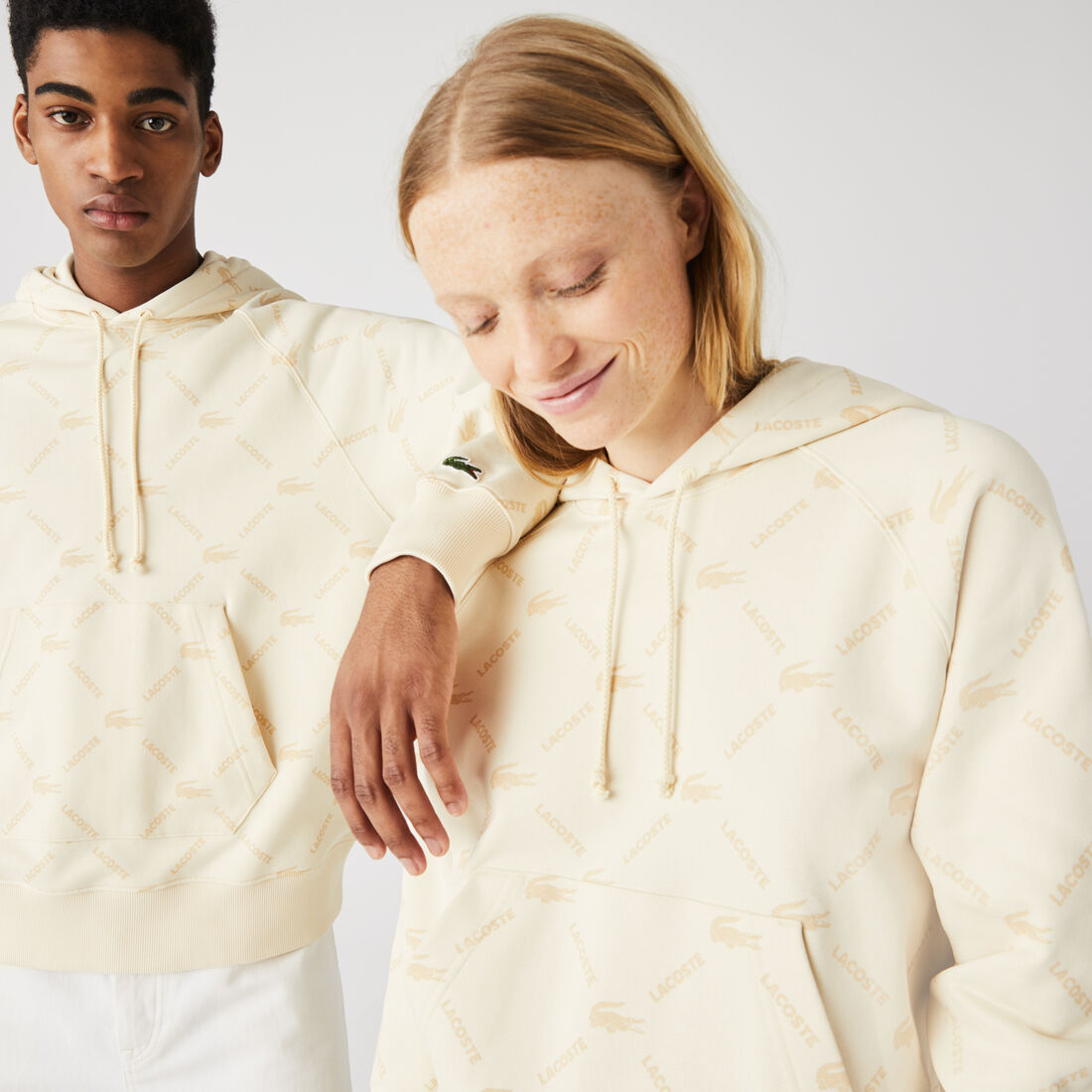 سويت شيرت قطني للجنسين بغطاء رأس وقصة فضفاضة ومونوغرام مجموعة Lacoste LIVE