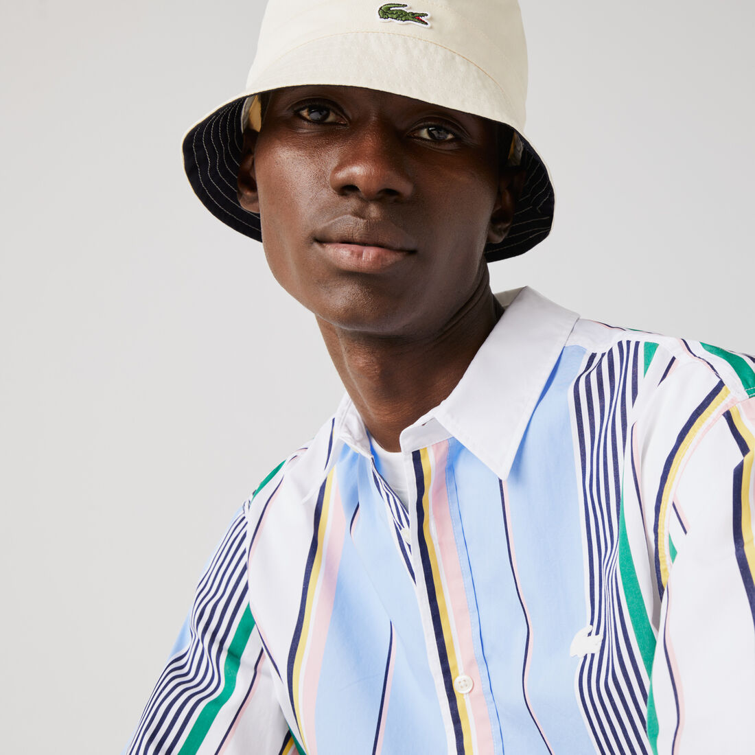 تي شيرت قطن للرجال بخطوط غير متطابقة وقصة مريحة مجموعة Lacoste LIVE
