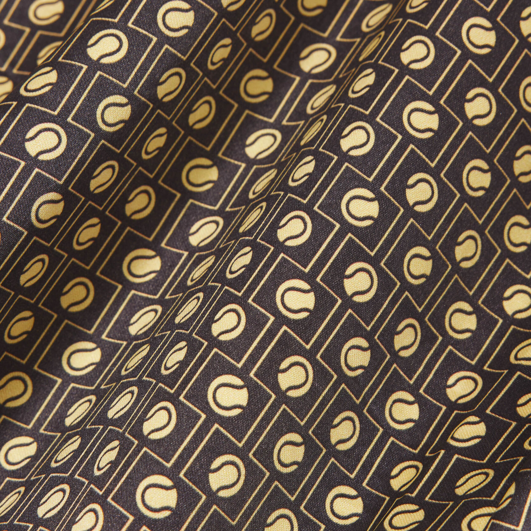 قميص ساتان مطبوع كبير الحجم