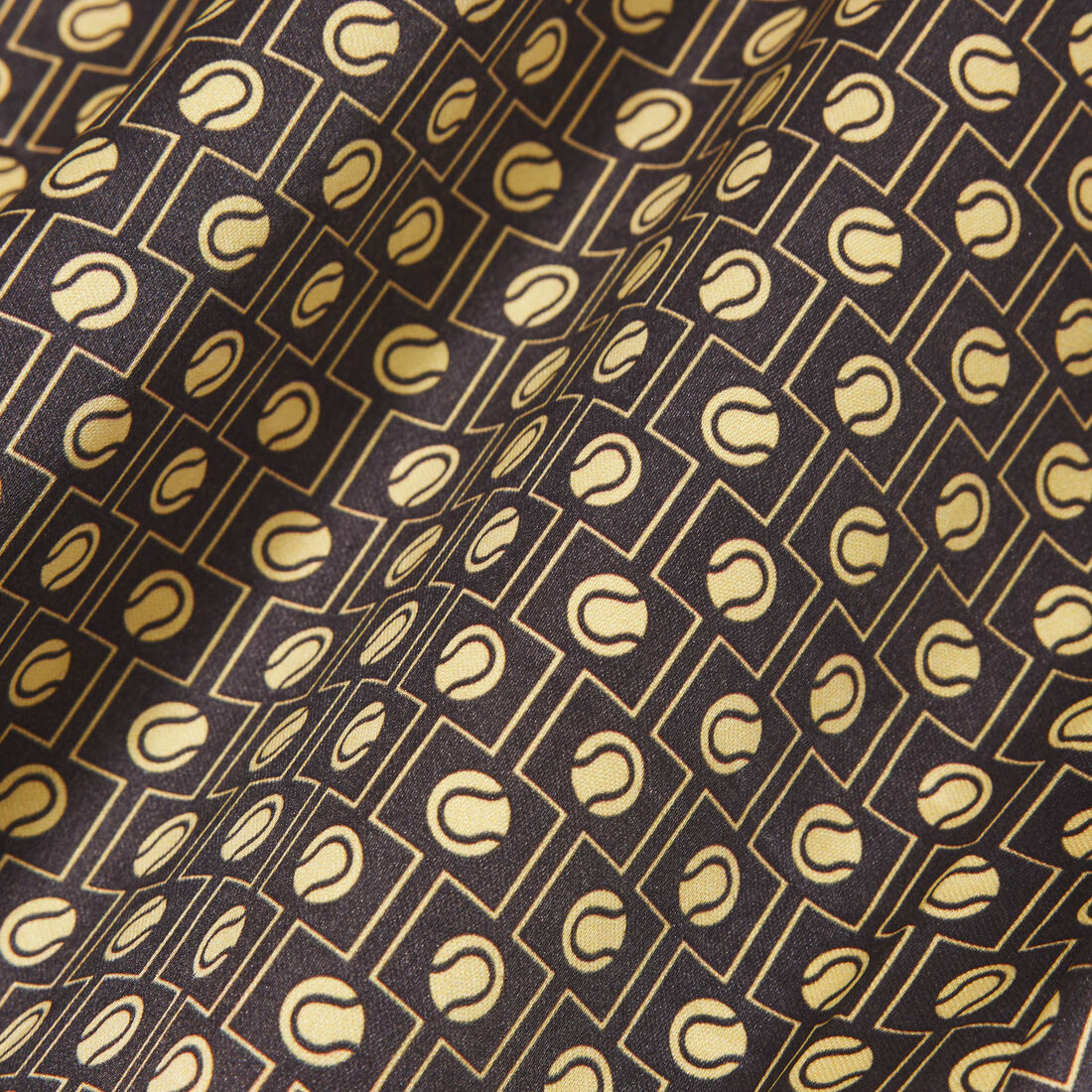 قميص ساتان مطبوع كبير الحجم قميص ساتان مطبوع كبير الحجم