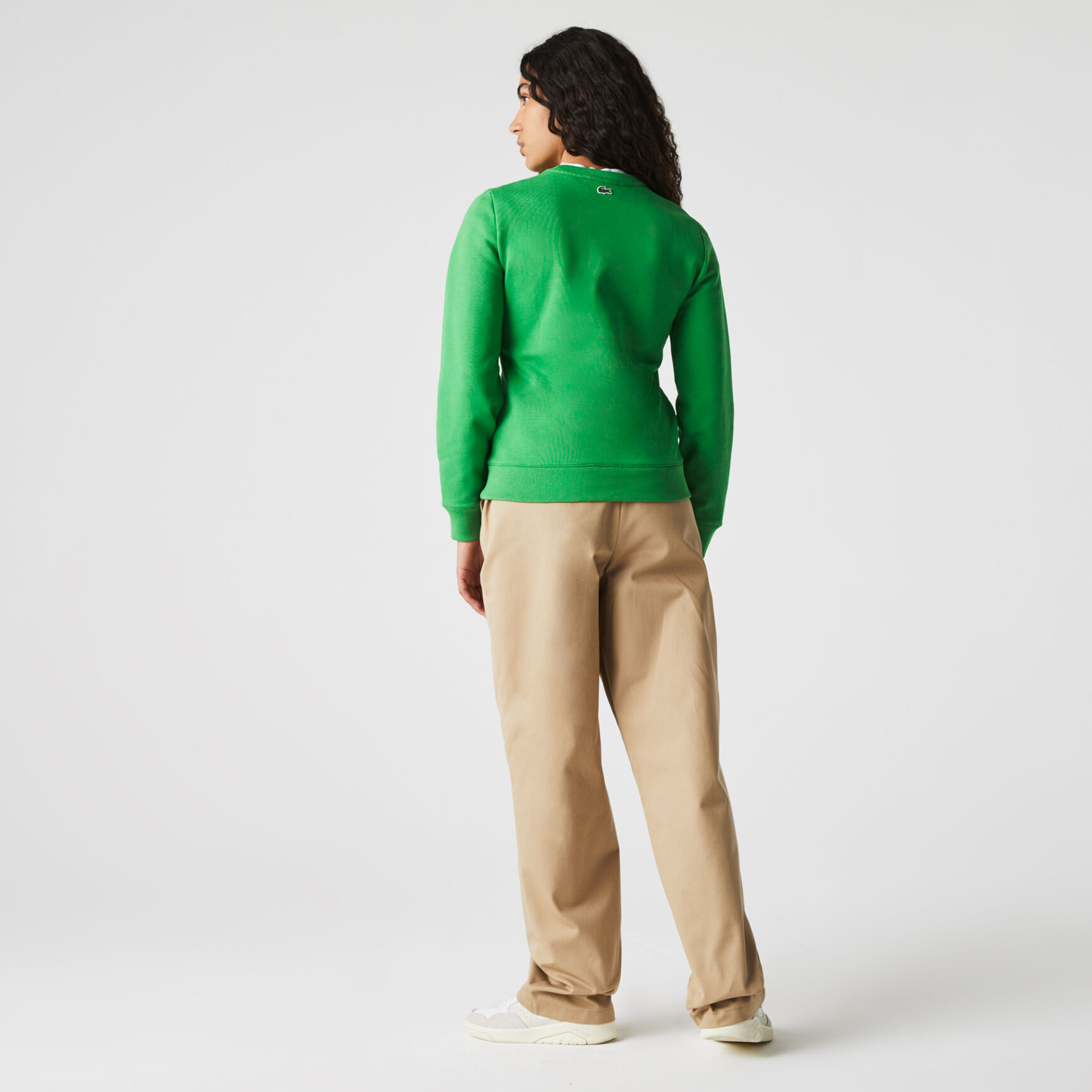 كنزة صوفية نسائية بياقة دائرية مطرزة بالألوان كنزة صوفية نسائية بياقة دائرية مطرزة بالألوان