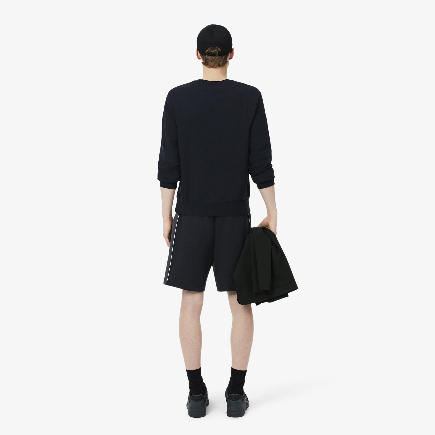 شورت صوف بألوان متداخلة وقصة عادية