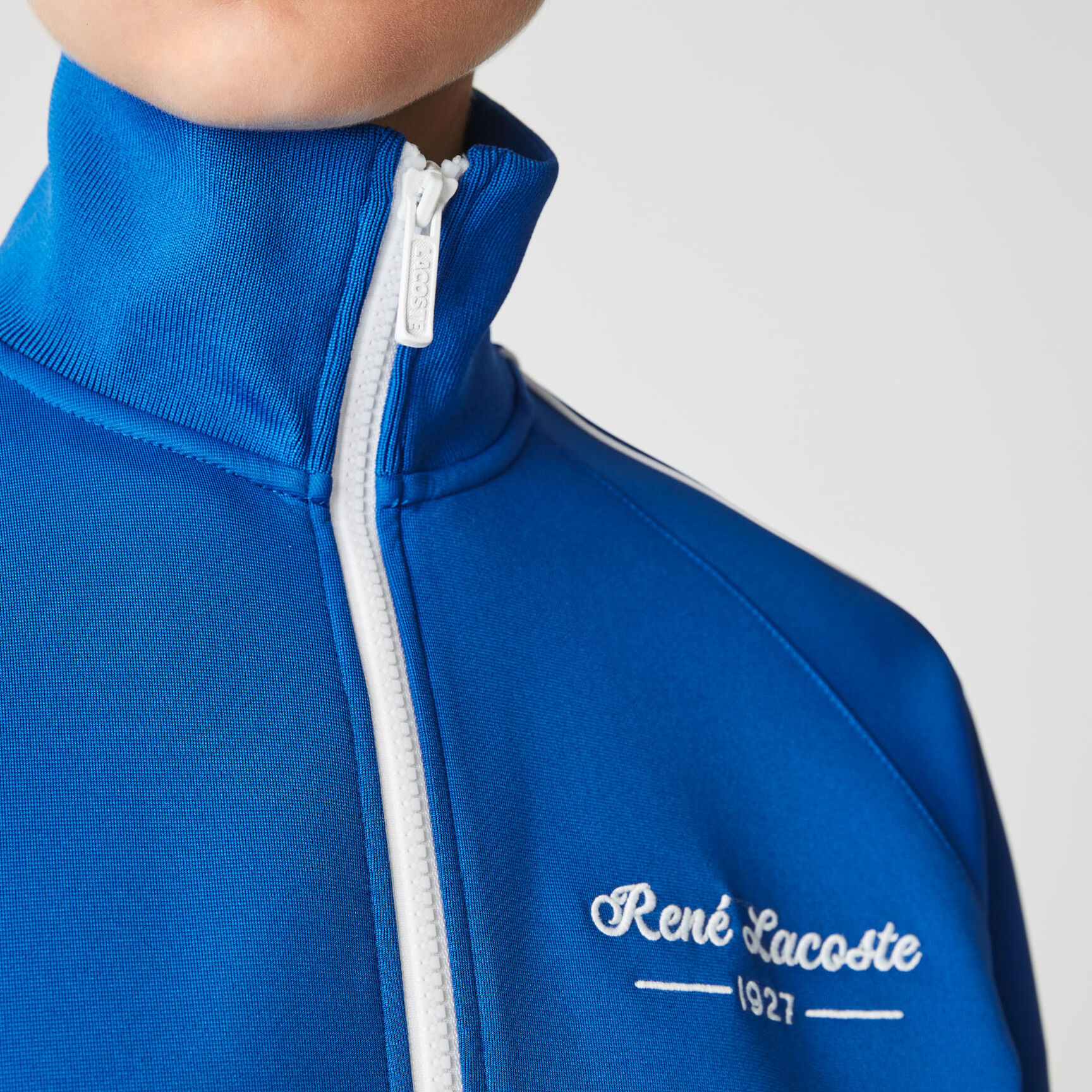 سترة نسائية مطرزة بحروف رياضية بسحاب