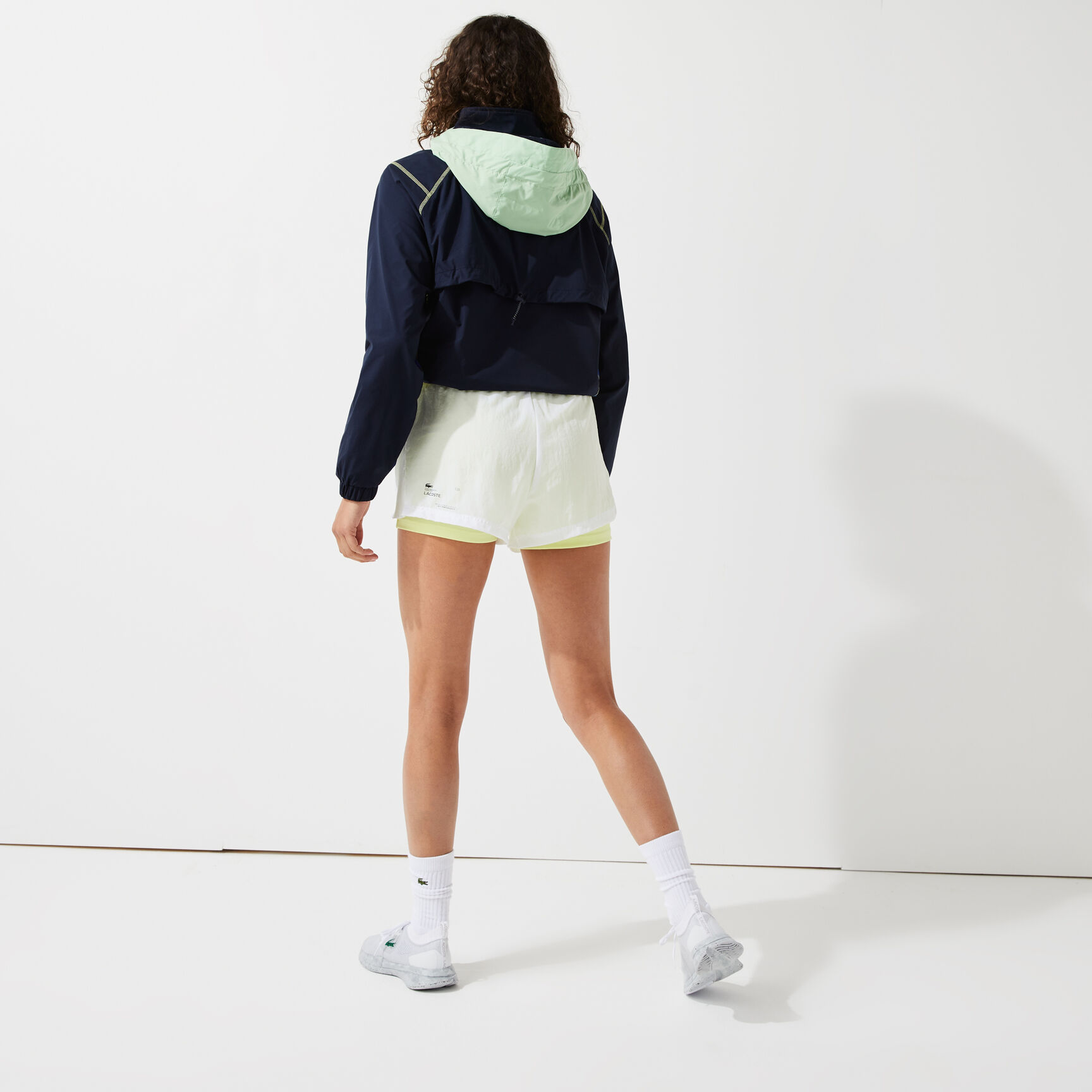 شورت نايلون خفيف الوزن للنساء مجموعة Lacoste Sport