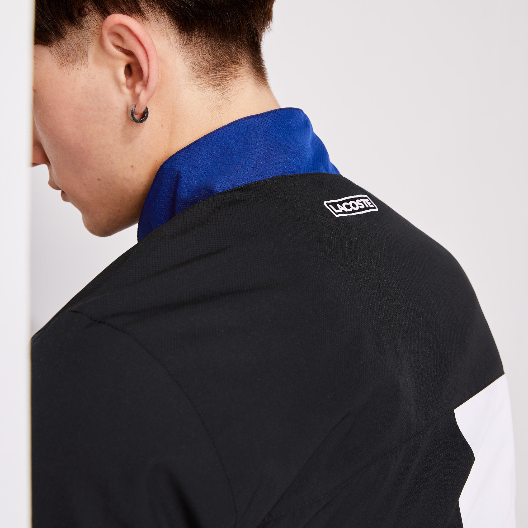 بذلة رياضية خفيفة الوزن مع كتل لونية من مجموعة Lacoste SPORT للرجال بذلة رياضية خفيفة الوزن مع كتل لونية من مجموعة Lacoste SPORT للرجال