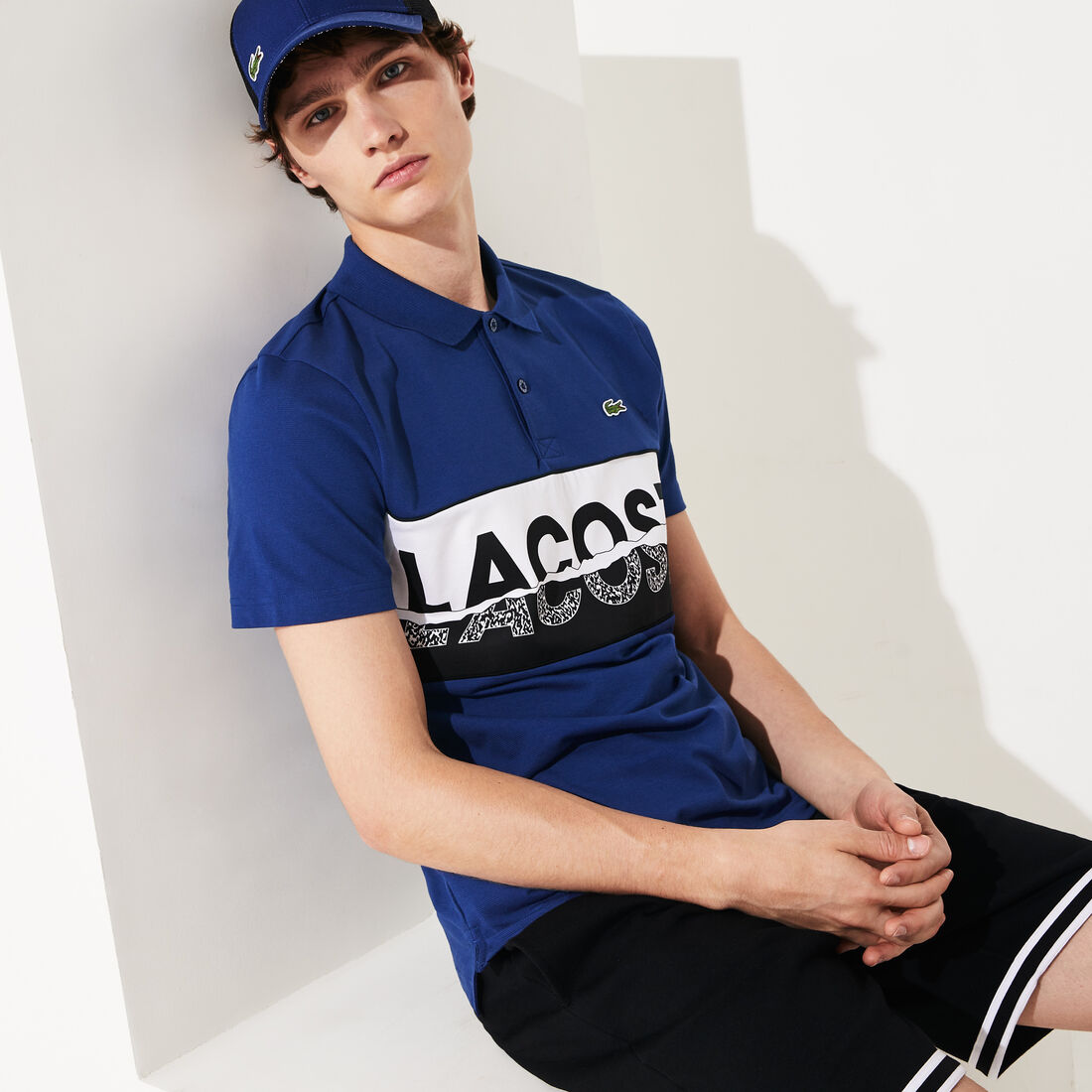 قميص بولو قطني فائق الخفة مزدان بطبعة غرافيك من مجموعة Lacoste SPORT للرجال