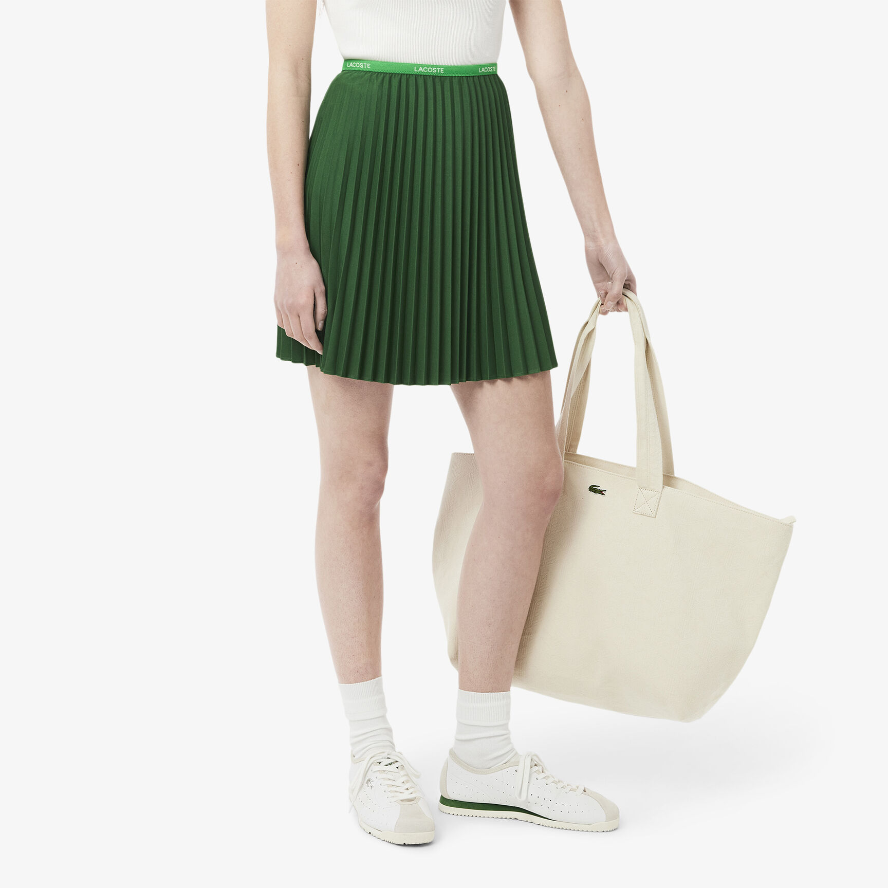 تنورة قصيرة مطوية