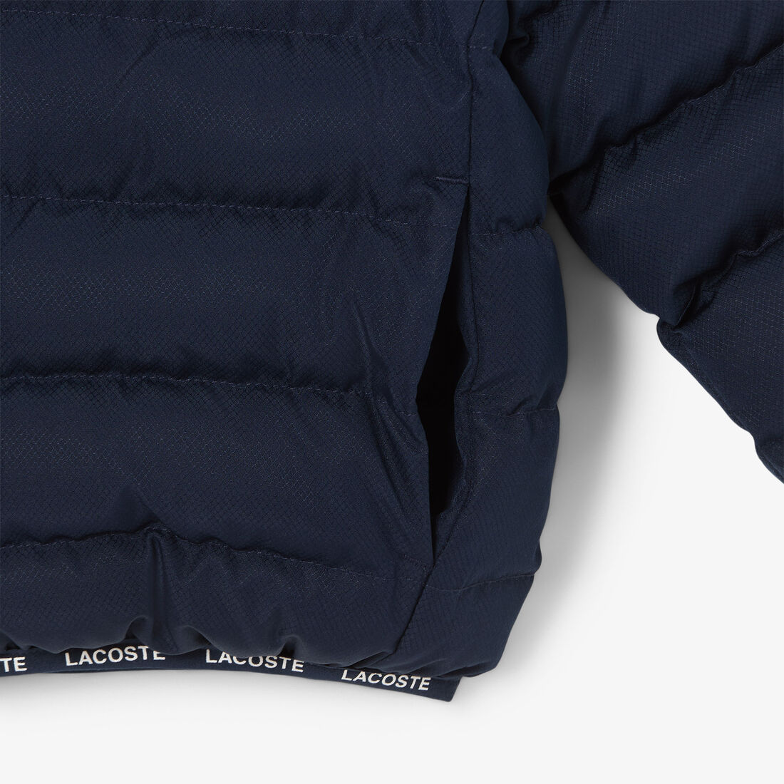 هودي منتفخ من التفتا بنمط ألماسي مع قبعة هودي منتفخ من التفتا بنمط ألماسي مع قبعة