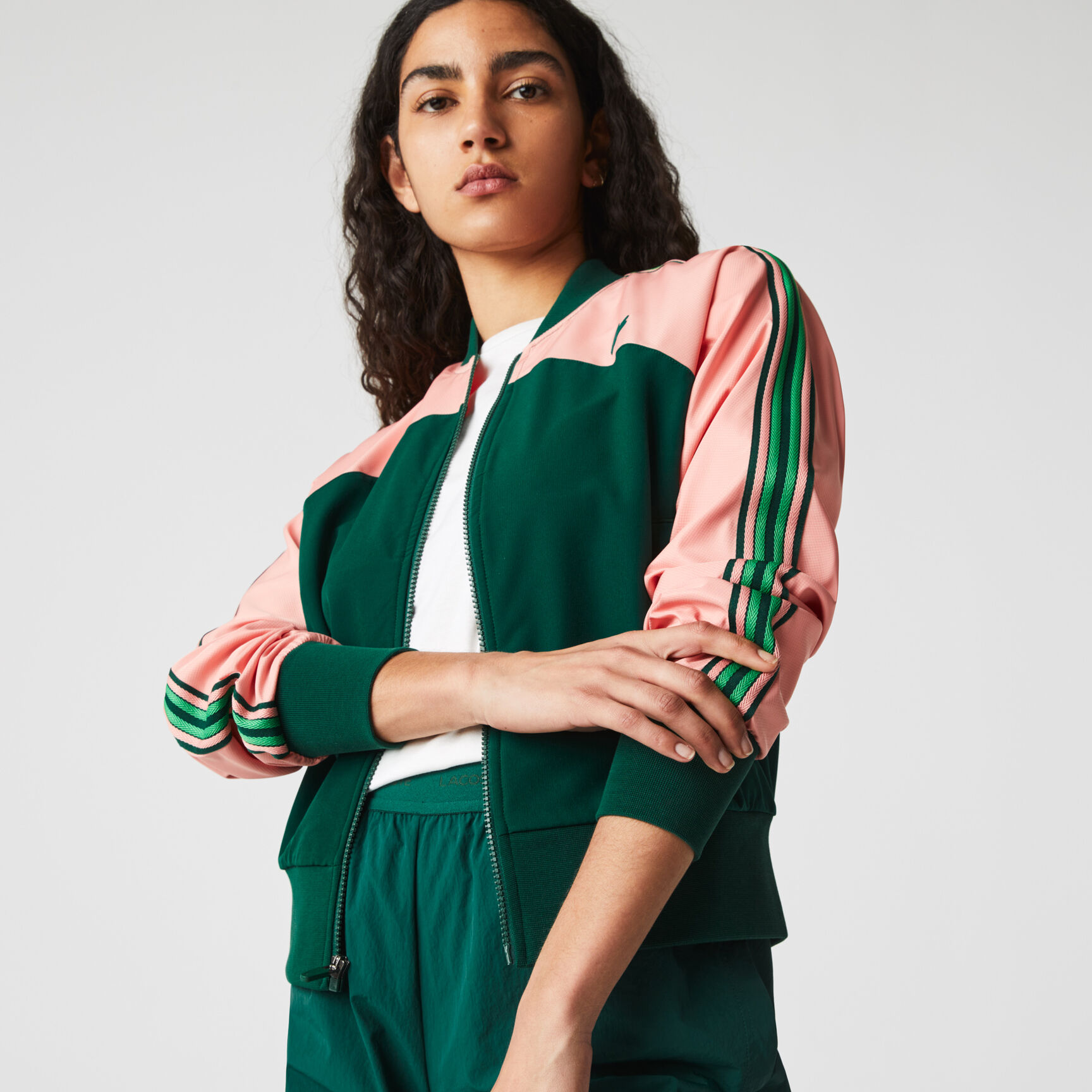 جاكيت نسائي فضفاض من مجموعة Lacoste SPORT بقصة ضيقة وسحاب ملون جاكيت نسائي فضفاض من مجموعة Lacoste SPORT بقصة ضيقة وسحاب ملون