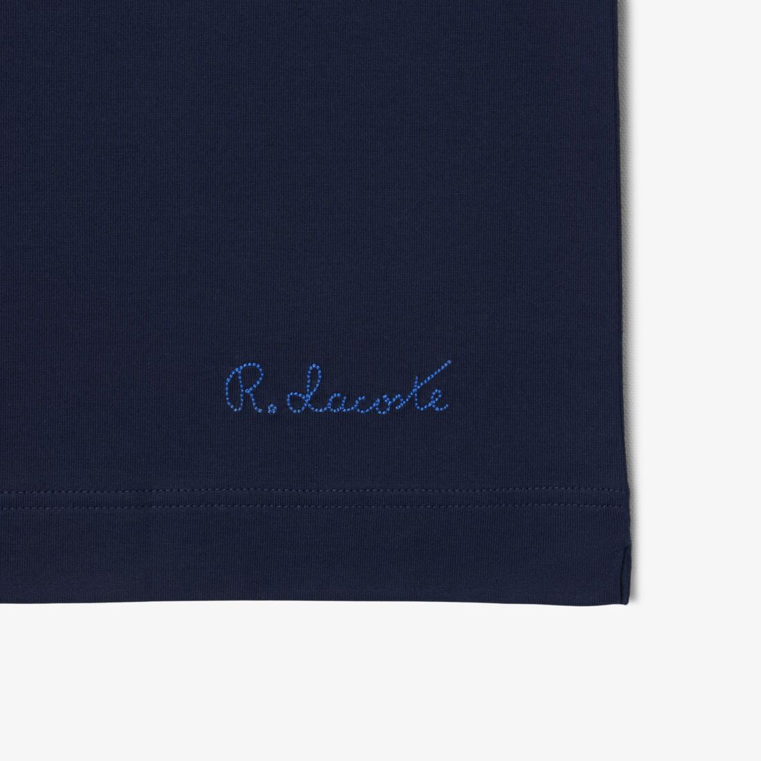 قميص بولو باريس الكلاسيكي المطرز ذو الرقبة المفتوحة قميص بولو باريس الكلاسيكي المطرز ذو الرقبة المفتوحة