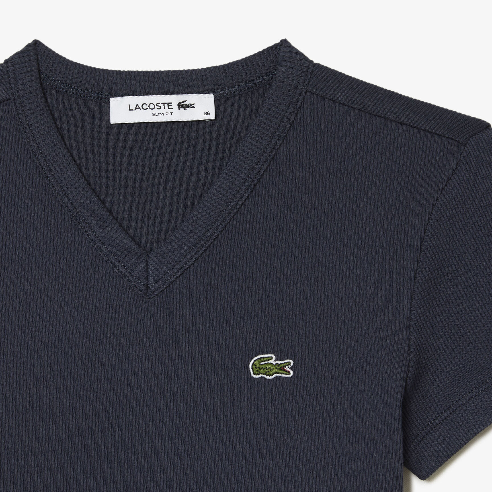 تيشيرت لاكوست قطن عضوي بقصة ضيقة وفتحة رقبة V للنساء تيشيرت لاكوست قطن عضوي بقصة ضيقة وفتحة رقبة V للنساء