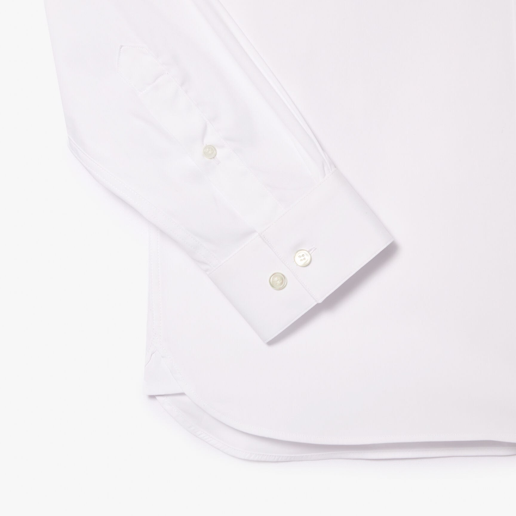 قميص بوبلين مطاطي بقصّة ضيقة قميص بوبلين مطاطي بقصّة ضيقة